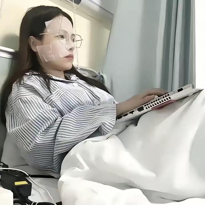 “父母拒救瘫痪女儿：‘你弟还没结婚！’她咬毛巾打工700天，38万换回双腿，如今