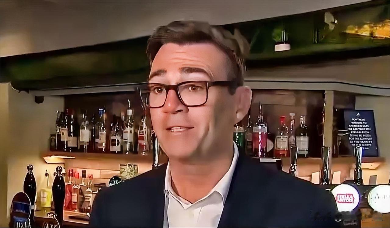 英国十年来的第七位首相安迪·伯纳姆上任首周动作频频，为酒吧减税、取消数字身份证、