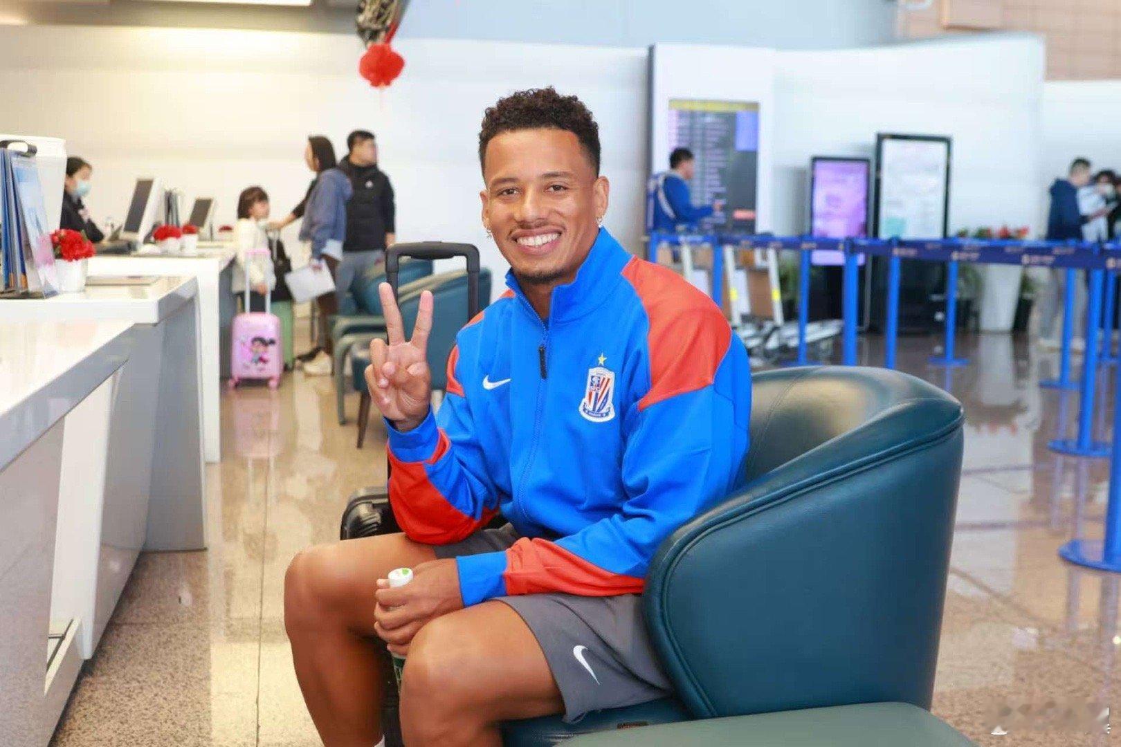 申花今天下午出征泰国客场，杨帅随队出征上海申花