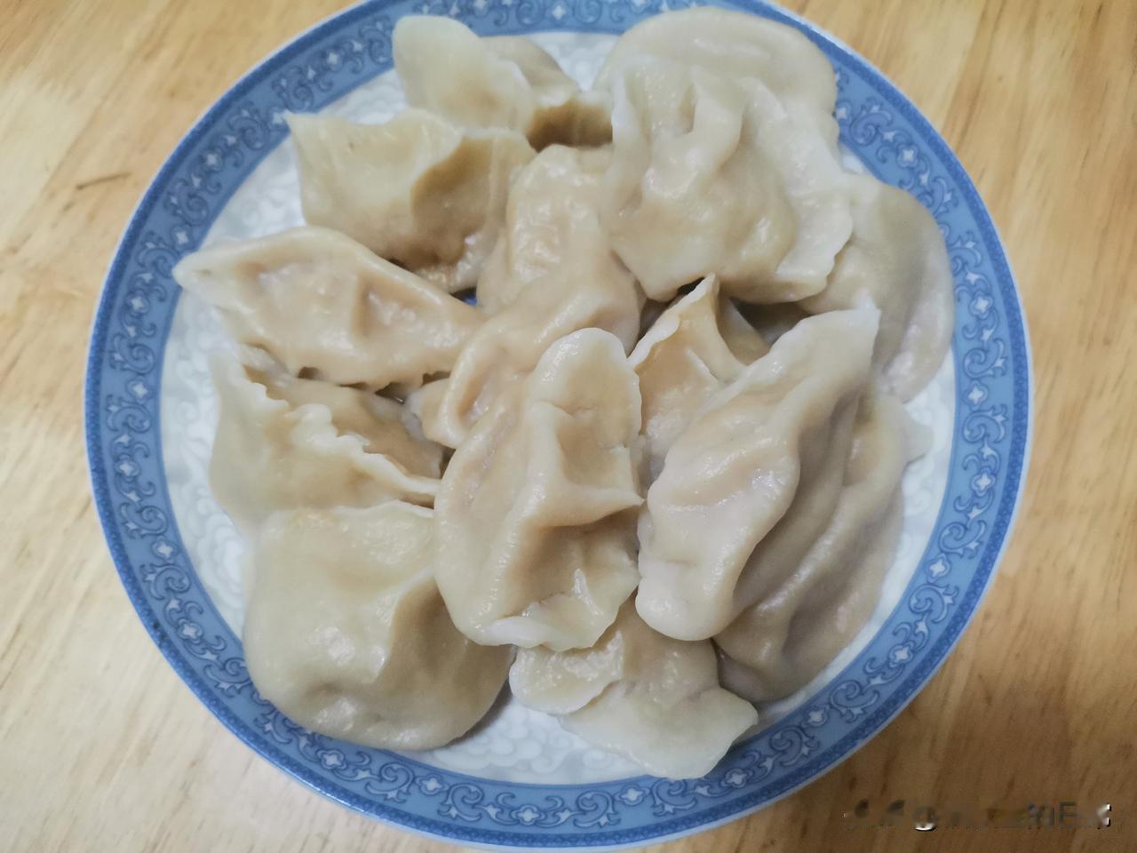 今天，我在家又做饺子了。孩子们喜欢吃，我喜欢干，正好合拍。

秋末冬初，家里有买