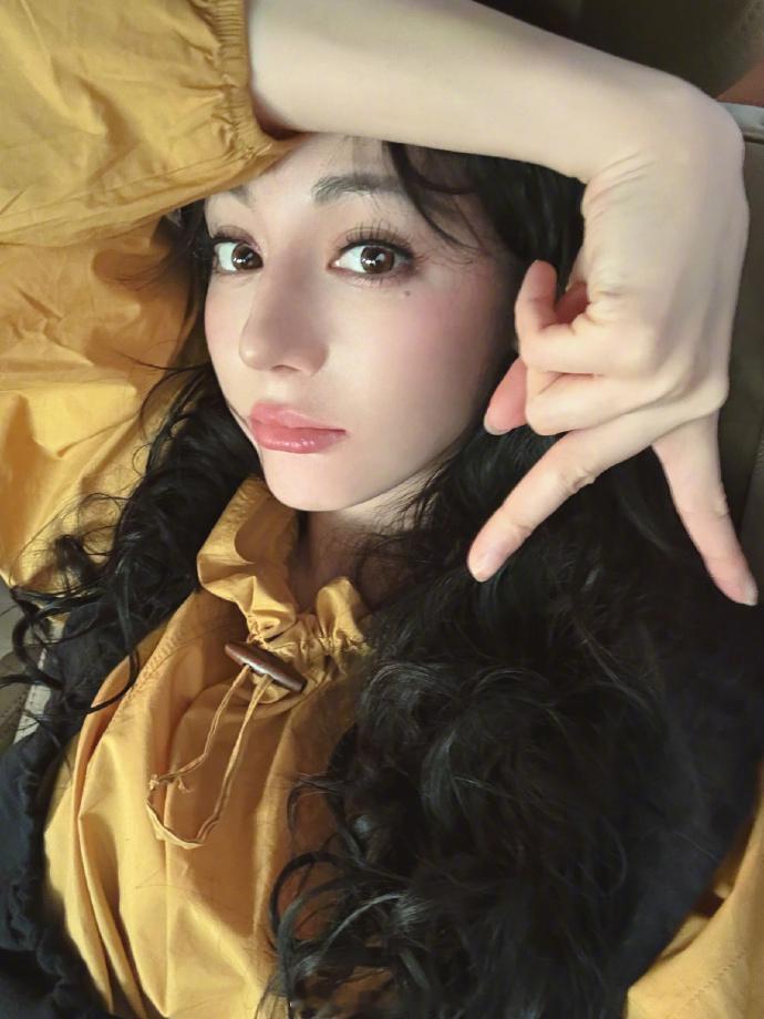 迪丽热巴反手比耶拍照 迪丽热巴反手比耶拍照也太好看了吧，金属蝴蝶结的发夹搭配了这
