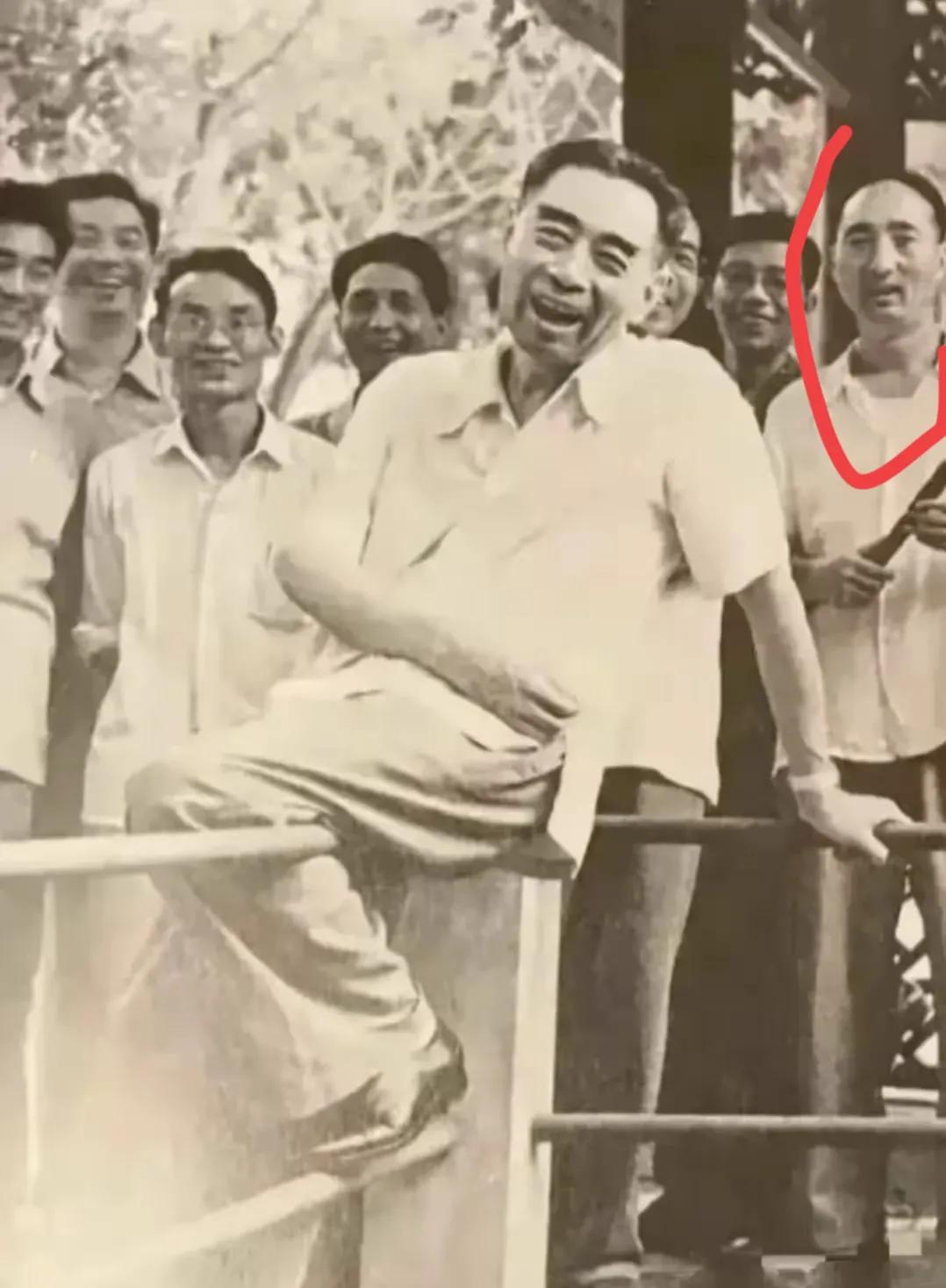 周总理的这张照片让人看了感觉非常有感染力，只是不知道为何总理这么开心？
照片中，