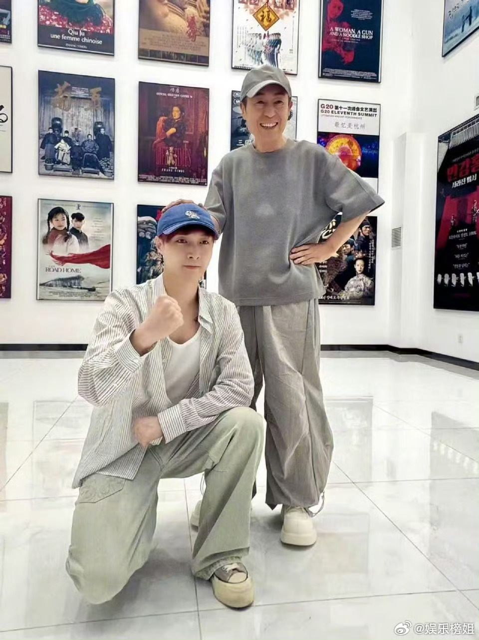 张艺兴张艺谋合照 张艺兴晒与张艺谋合照🈶期待多多合作 ​​​
