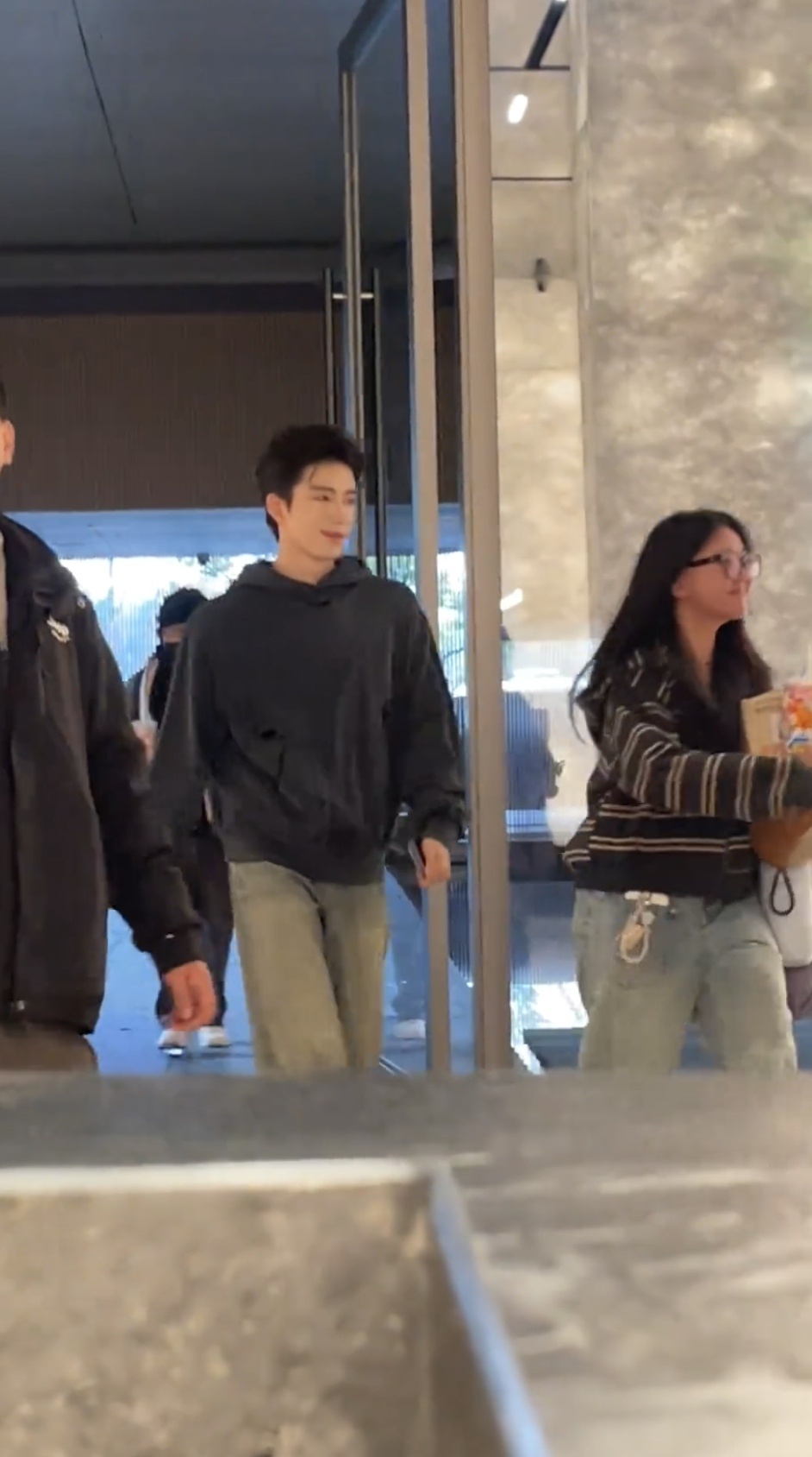 王星越正是藏不住事的年纪肃国公看似漫不经心 实则看穿后每一步都踩点上了 