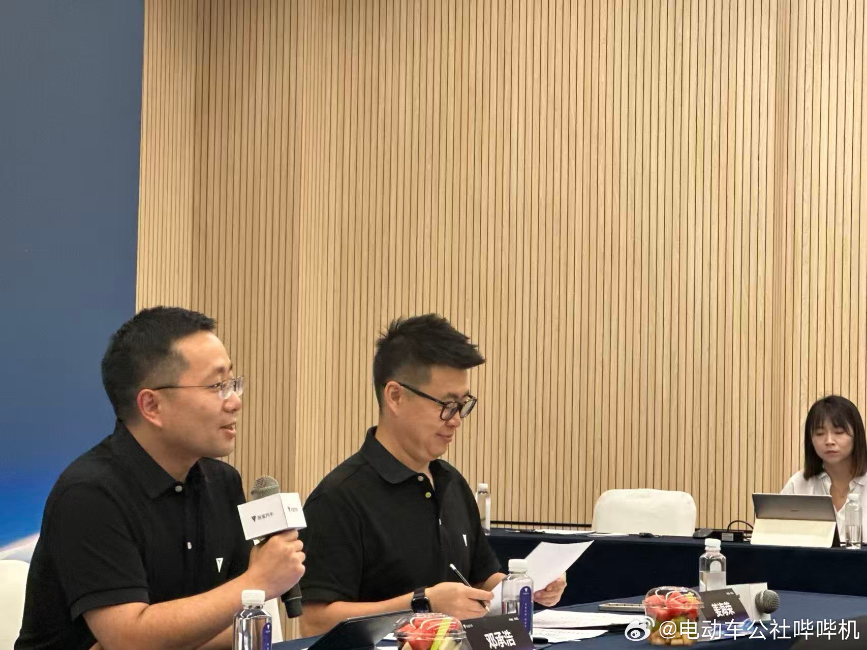 深蓝汽车新任CEO姜海荣，今天第一次以这个正式身份露面！荣耀品牌有很多前高管纷纷