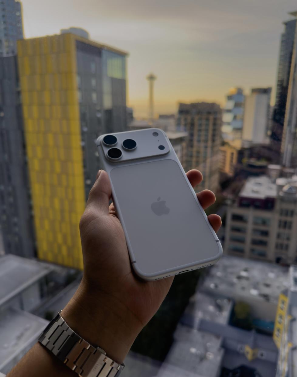 主力机是苹果，副机选华为还是小米?

主力机是 iPhone 17 Pro Ma