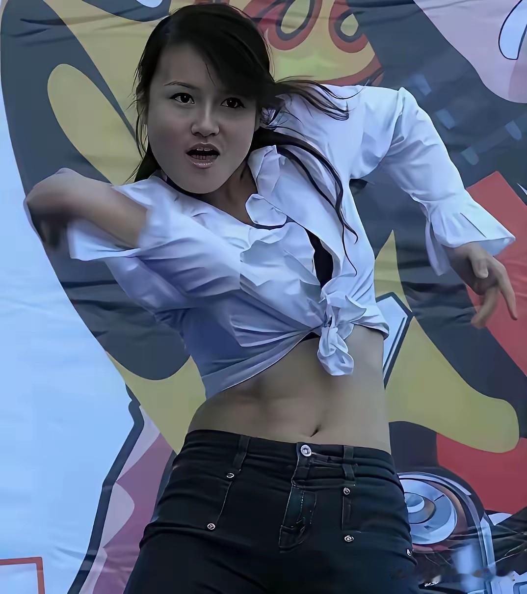 冉莹颖上学期间街舞表演照片刷屏，有人吐槽这是拉了电门了吗？她的原生脸太像她母亲，