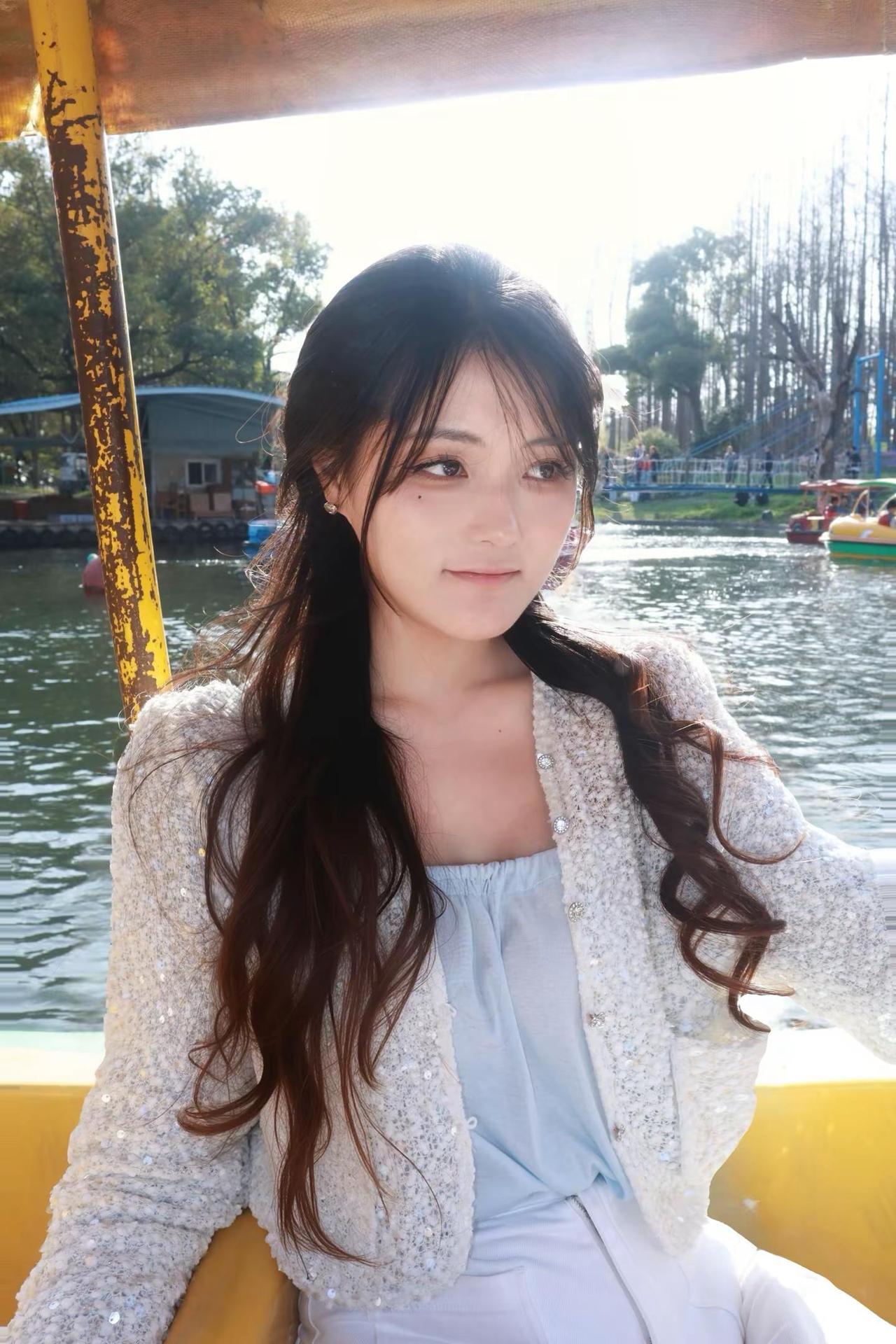 有人引导爱恨 有人像伥鬼一样索取  而你始终眉眼弯弯地问我今天开心吗雪柳