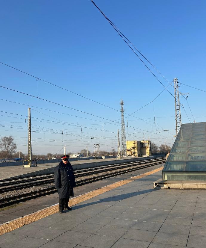 p1.家乡超酷的列车送站员（high fashion既视感）
p2.夕阳下的绿皮