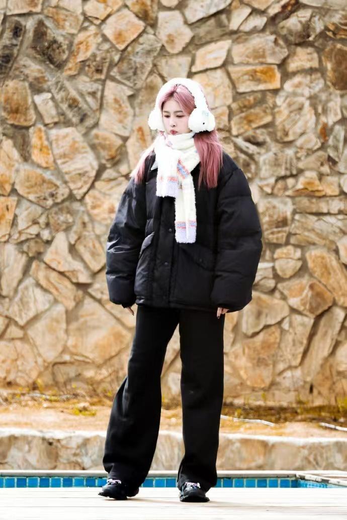 白鹿草莓糯米糍白鹿《奔跑吧》饭拍路透来啦！粉发搭配白色毛绒耳帽和围巾，真的好像草