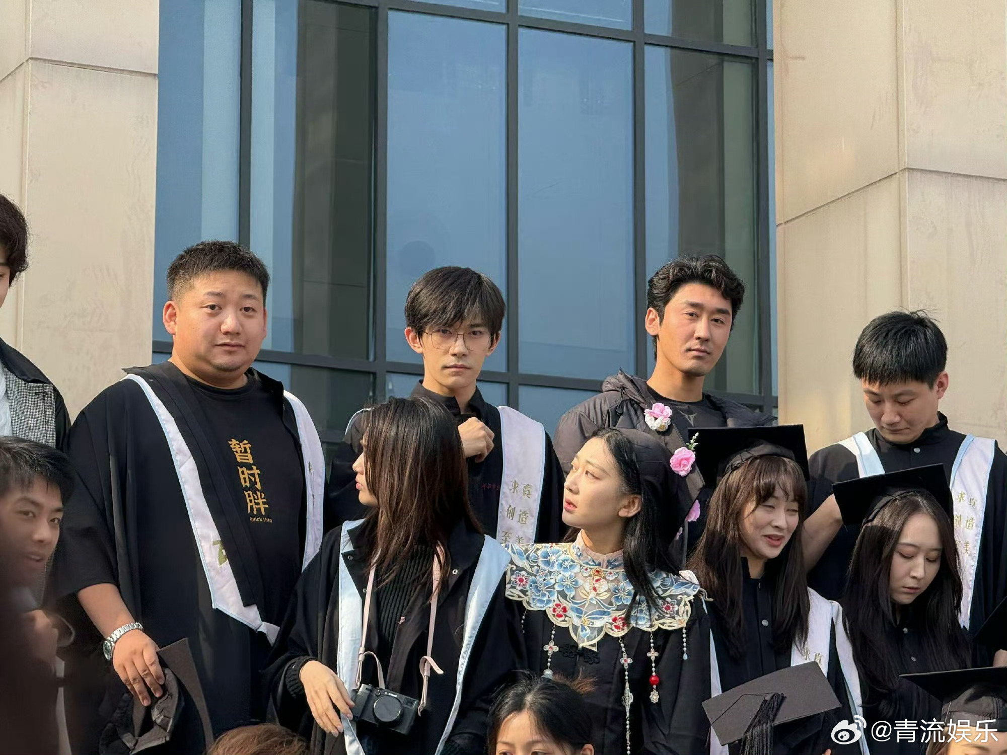 易烊千玺参加补办毕业典礼是穿着学士服的易烊千玺！毕业快乐！ 易烊千玺学士服 ​ 