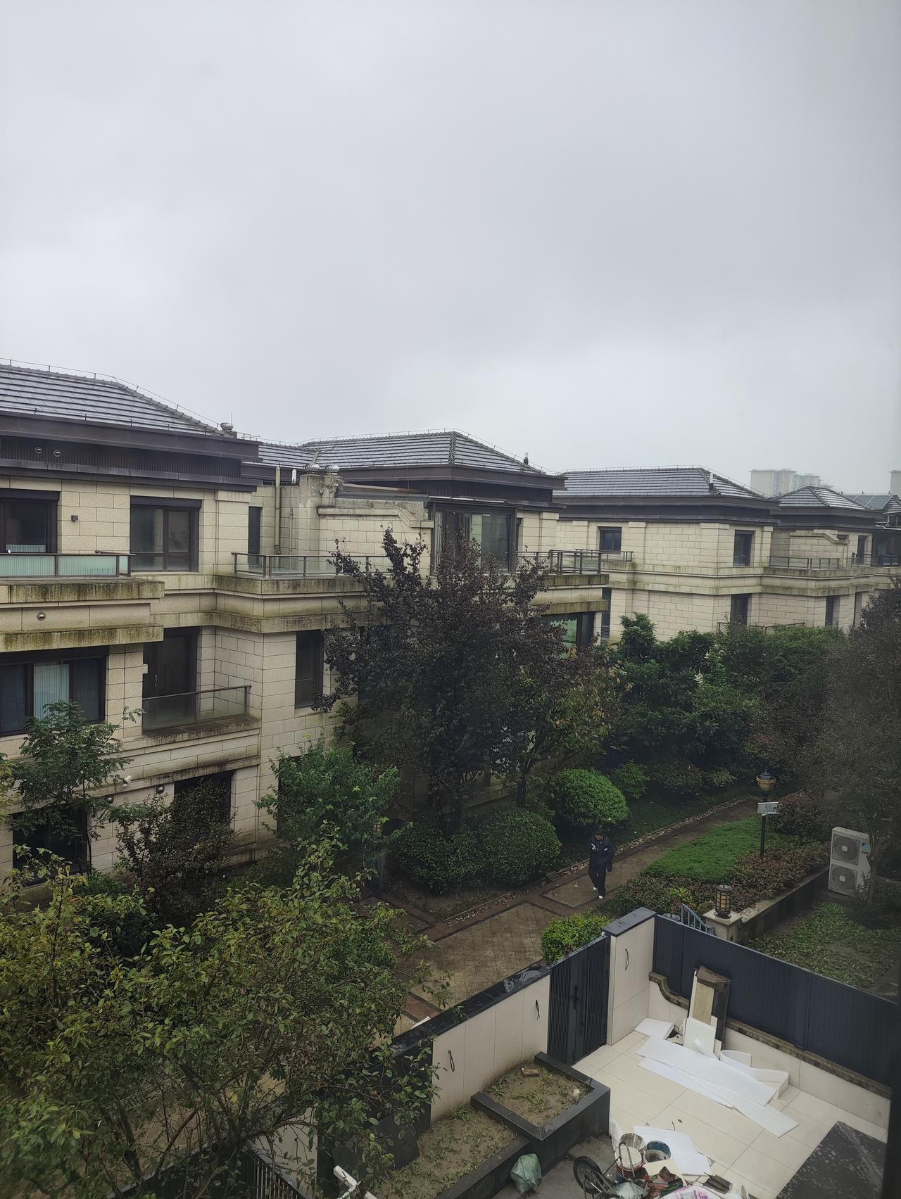 细雨朦胧中的小区

经常看到有人写烟雨江南，让人觉得那是江南一道特殊的风景，特别