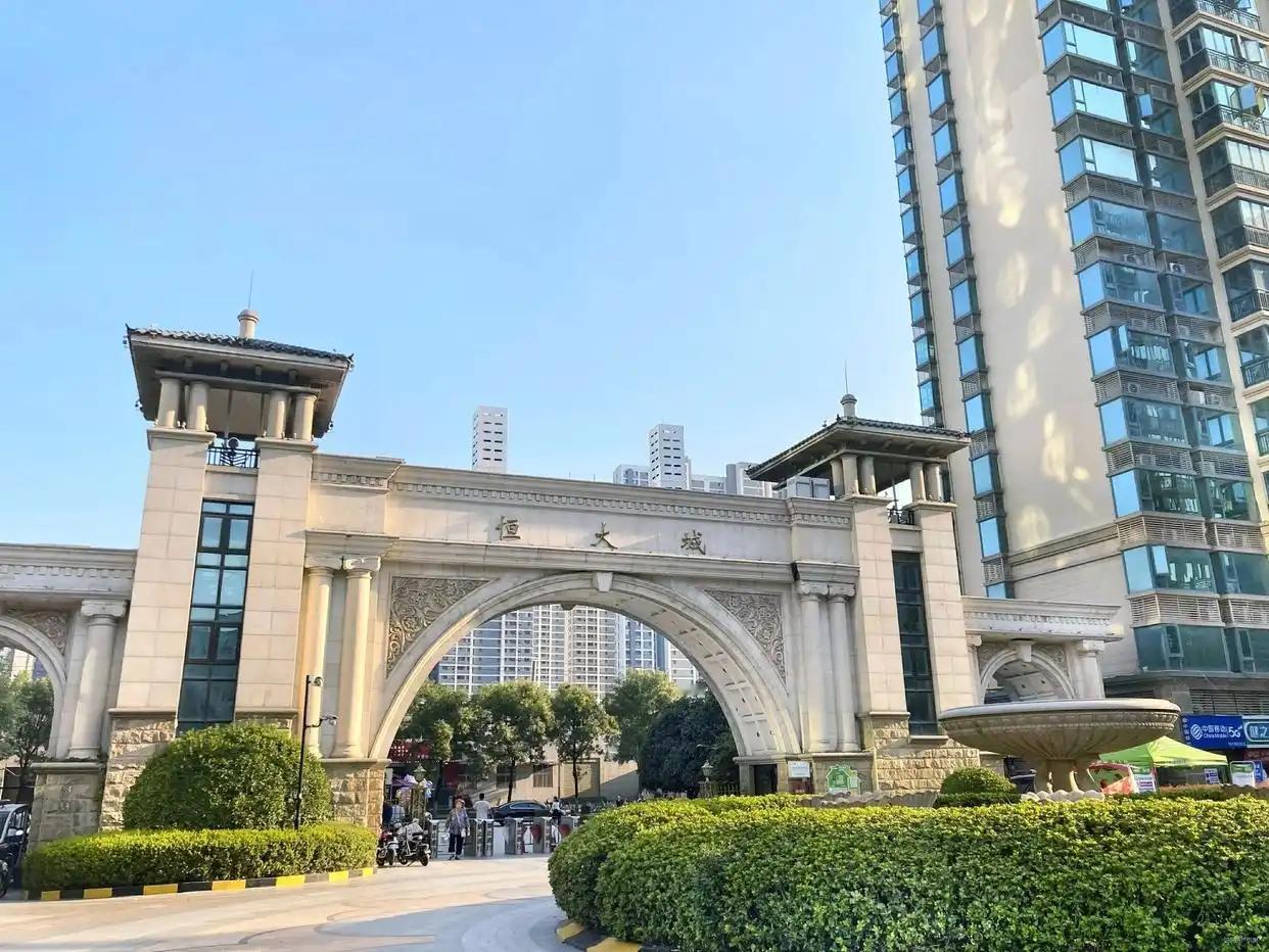 俗话说狡兔三窟，他这个人就如狡兔一只，以为把自己的钱分成若干份，分散到了美国、英