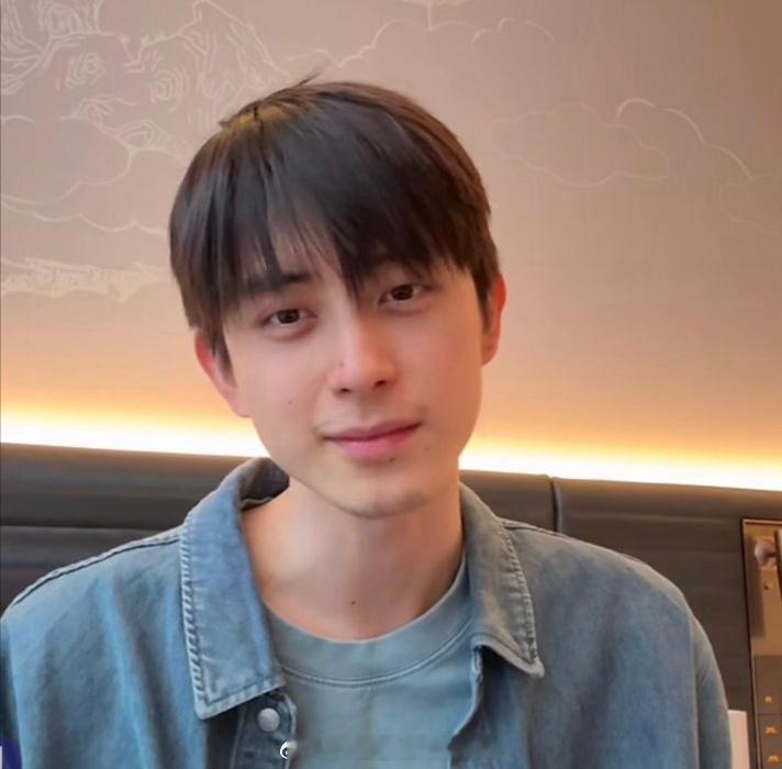 敖瑞鹏素颜直播，状态怎么样？ 
