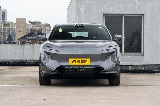 敢说“入门即满配”，阿维塔07 2026款是真没玩虚的。坐进车里第 一反应就是“