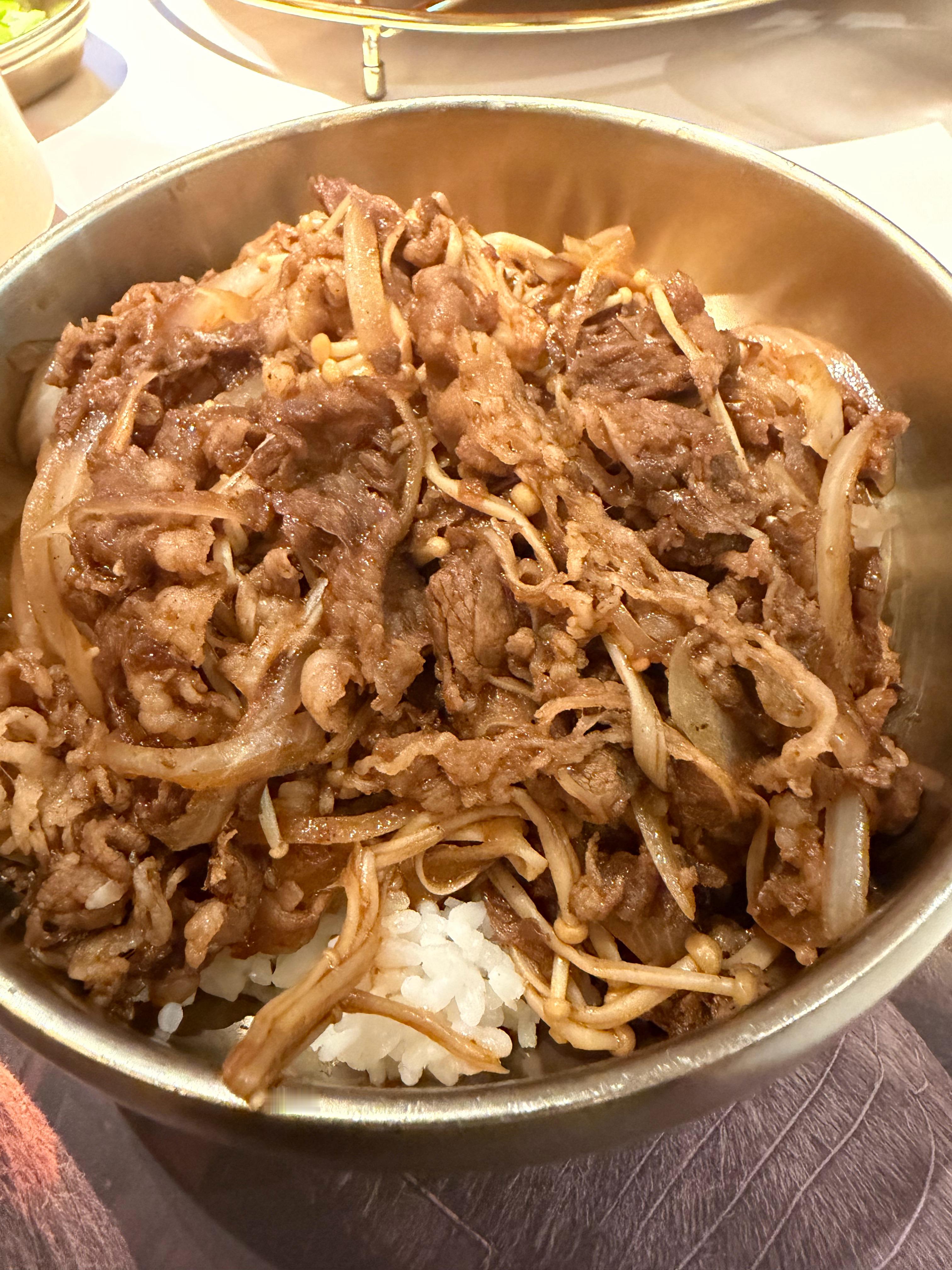 肥牛盖饭，感觉还是比较好吃的 ​​​