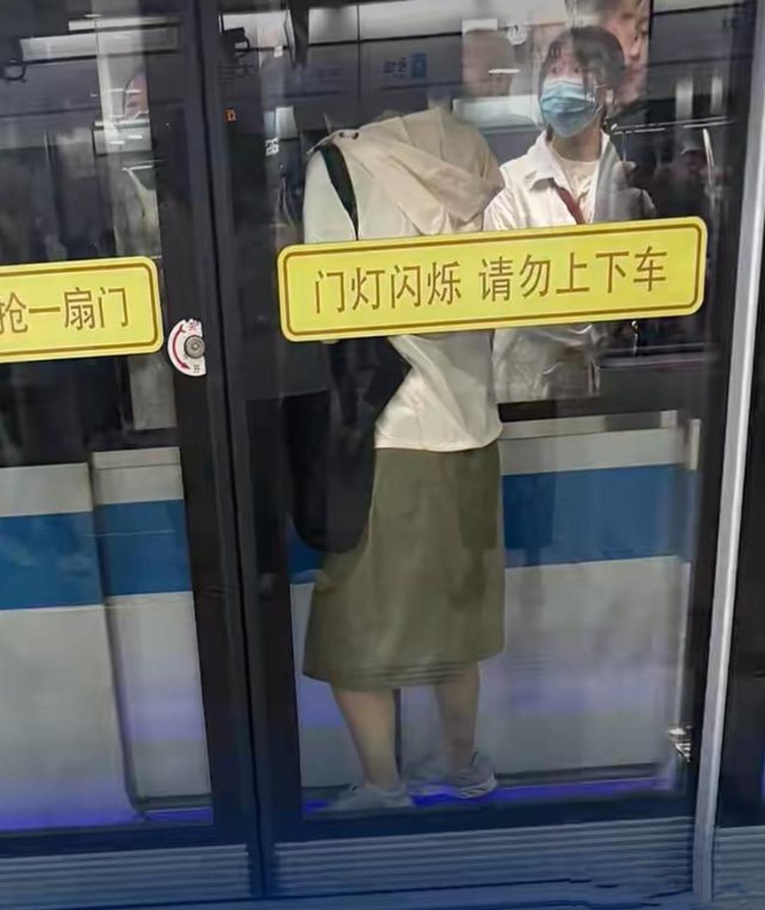 早高峰惊魂1分钟！上海地铁女子强行冲门，被夹两层门中间
 
9月15日早7点，上
