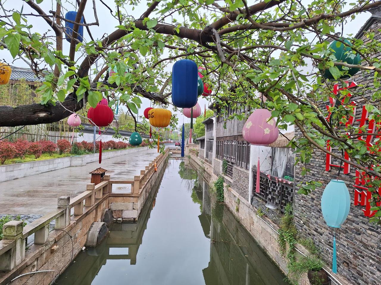 为您推荐摆摊较易获利的新品，涉及小吃、日用品等范畴，仅供参考：
小吃类新品

冰