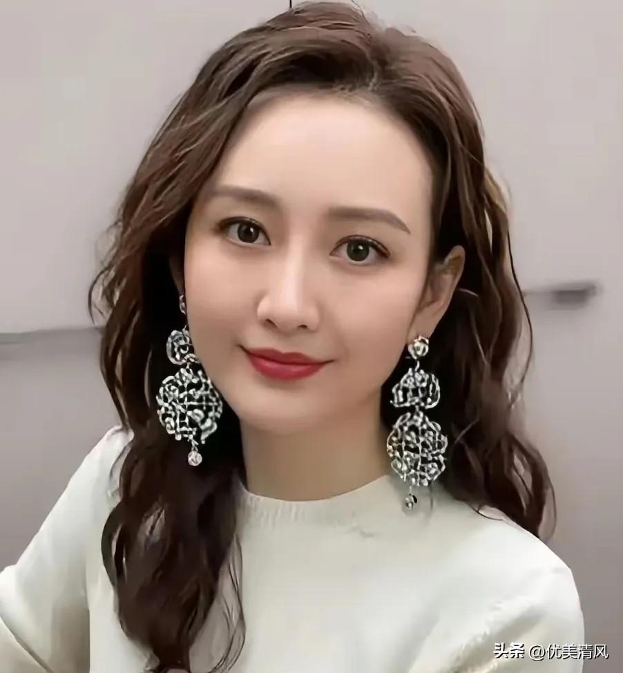 我发现，比张碧晨更厉害的女人出现了，她就是王鸥，张碧晨还说了男方是谁，王鸥是直接