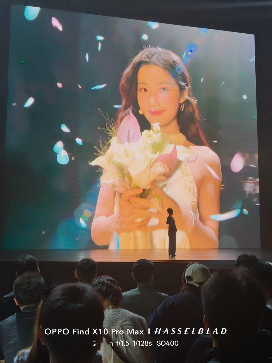 卢昱晓是大屏的神吧！她现场真的特别好看，而且很懂用OPPO Find X10拍照