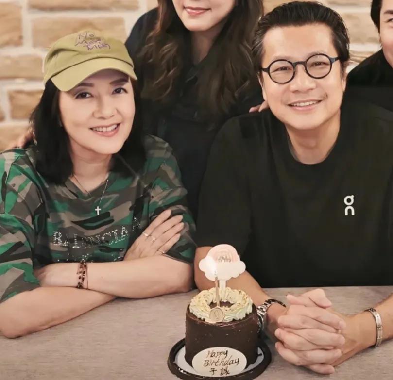 原来他们是夫妻！结婚二十多年，女方没生孩子仍恩爱
男的是TVB反派专业户，可能是