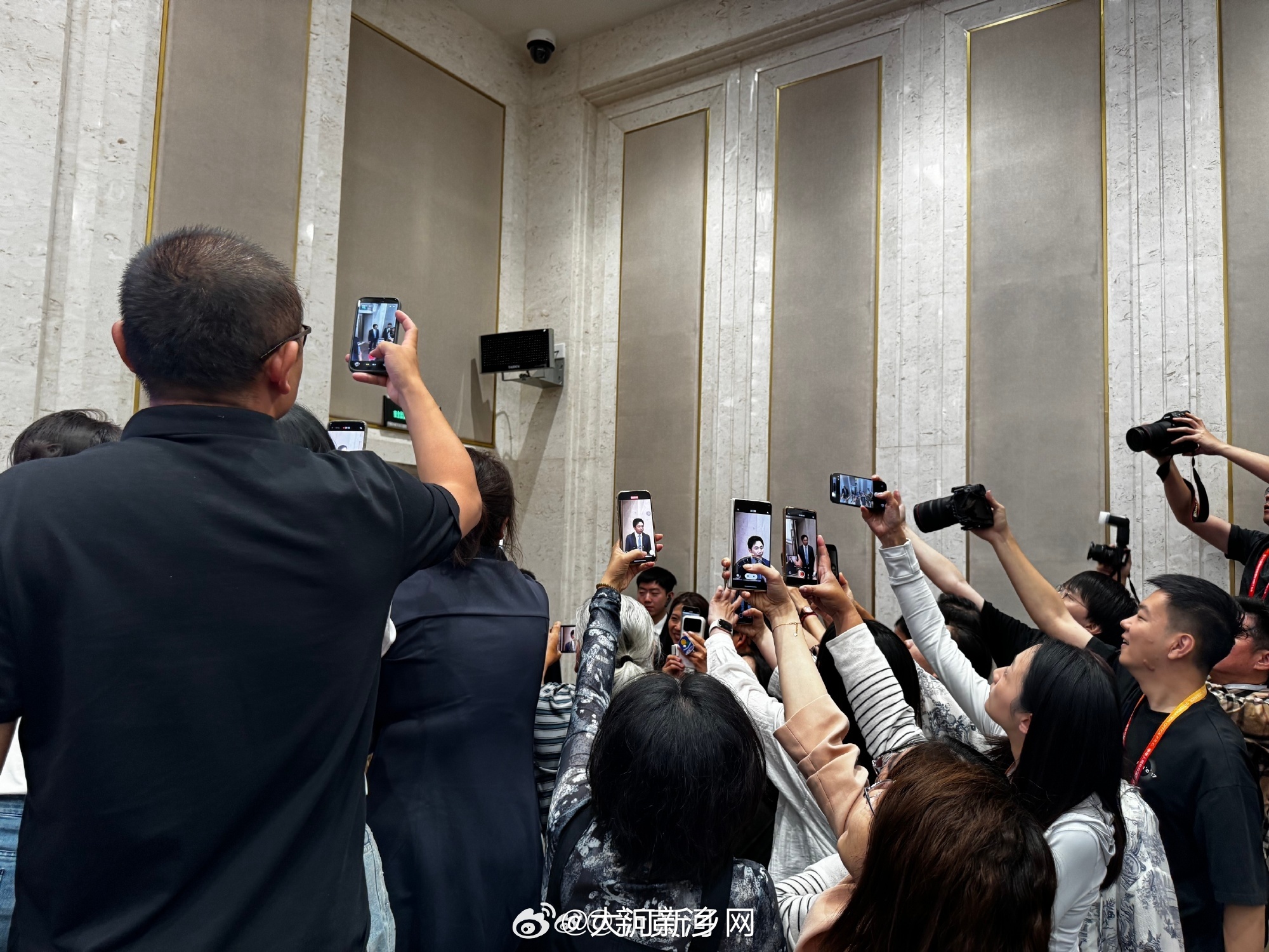 【泡泡玛特王宁被记者包围 】5月28日下午3时，国新办举行“新征程上的奋斗者”中