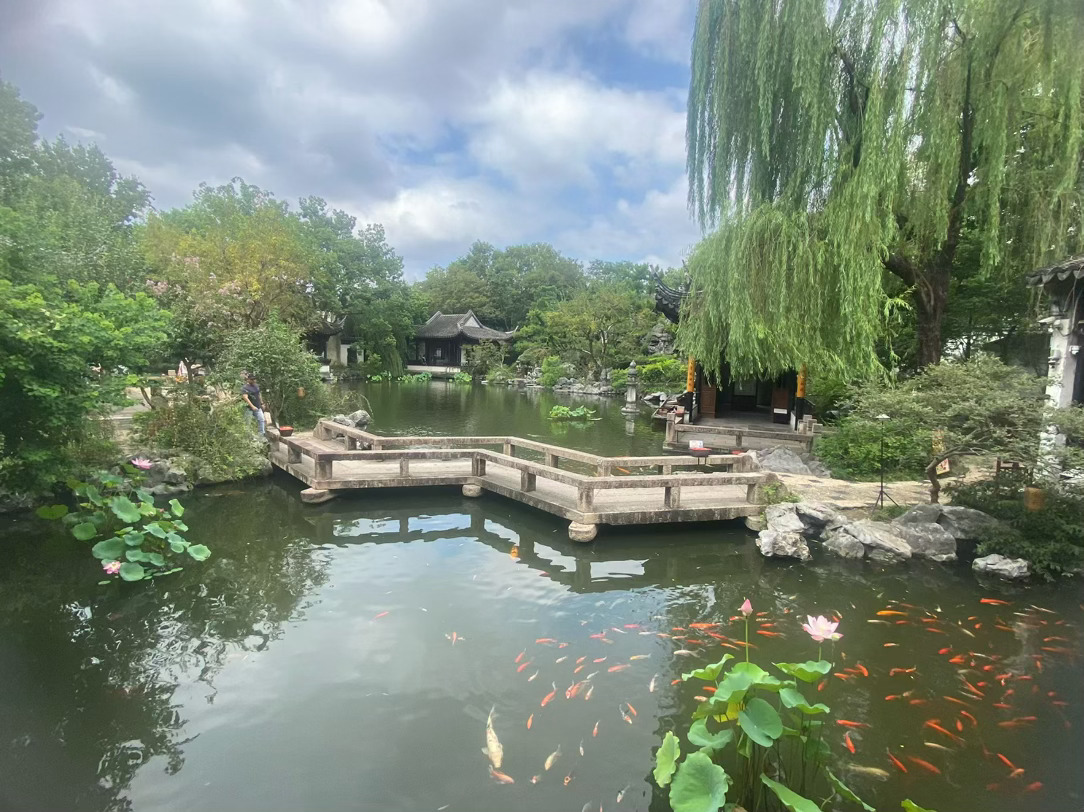 每日一善每一处风景都是生命的驿站，用乐观的心看待万物，心则如山花般烂漫。 知足且