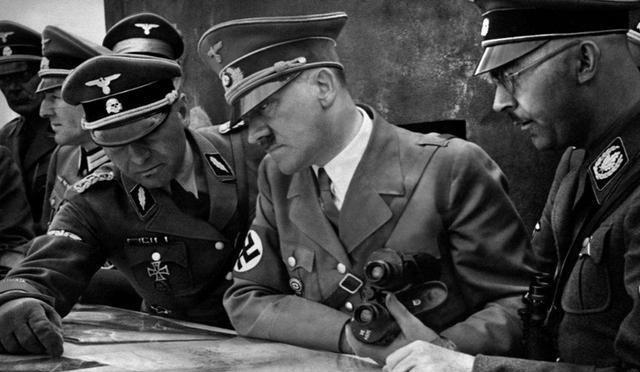 1940年，德国特工拎着一包“假英镑”，来到瑞士银行存钱，并暗示银行人员，这些钱