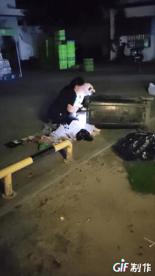 这一幕看着搞笑，扒垃圾桶都是需要竞争的，为什么他们不去跑几单外卖呢，一单哪怕几块