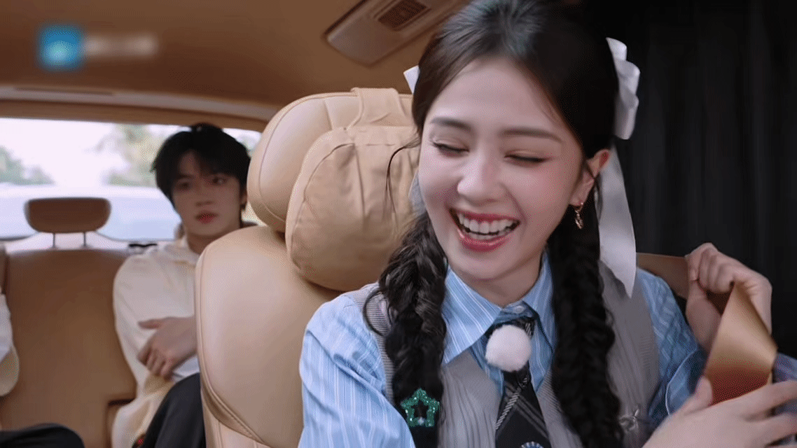 白鹿问完刘耀文给了自己一巴掌 那个“问干嘛”我真的笑喷了。白鹿打完之后自言自语的