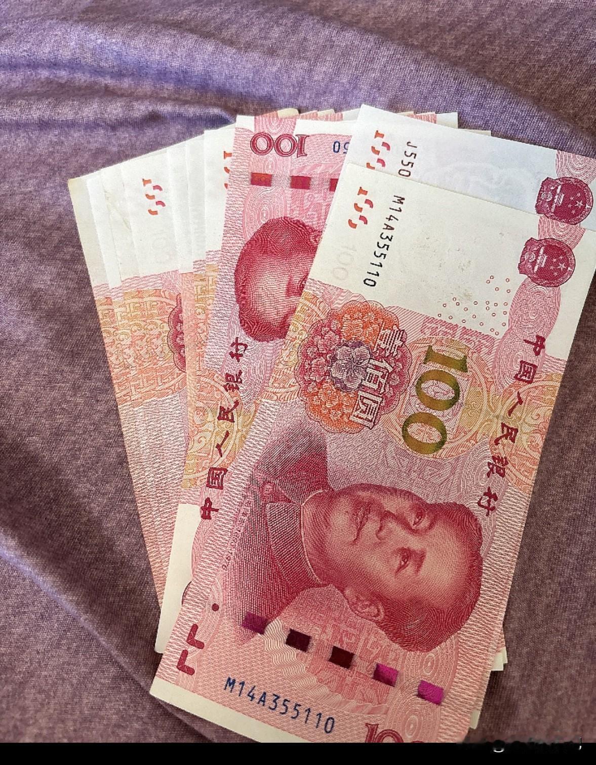 发财了，发财了，刚才整理纸壳箱子时，在里面发现的，既然我发现的，自然就是我的了。