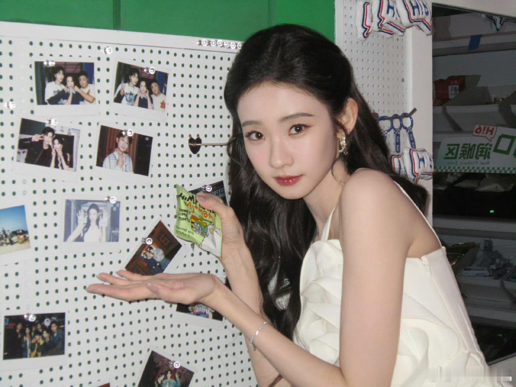 范丞丞张艺凡互相报复范丞丞张艺凡互相捣乱你好星期六 张艺凡：我抡你是因为爱你。范