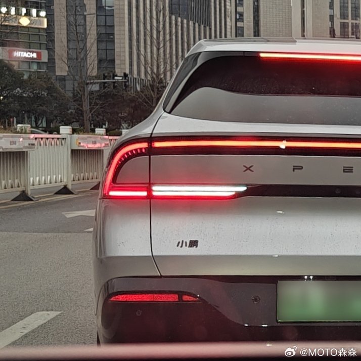 我散光好像加深了我看前面的刹车灯，感觉和小蓝灯糊在一起了照片上小蓝灯不明显，肉眼