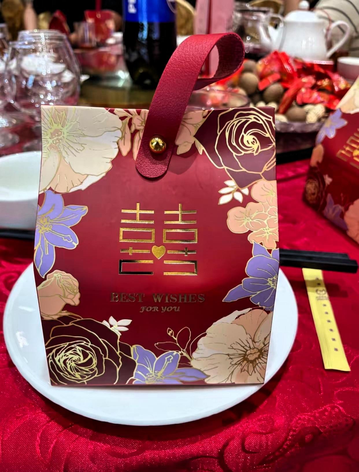 国庆节赶了两场婚宴，我算彻底看透了：没人真的在乎新人多幸福，大多客人来就是走个过