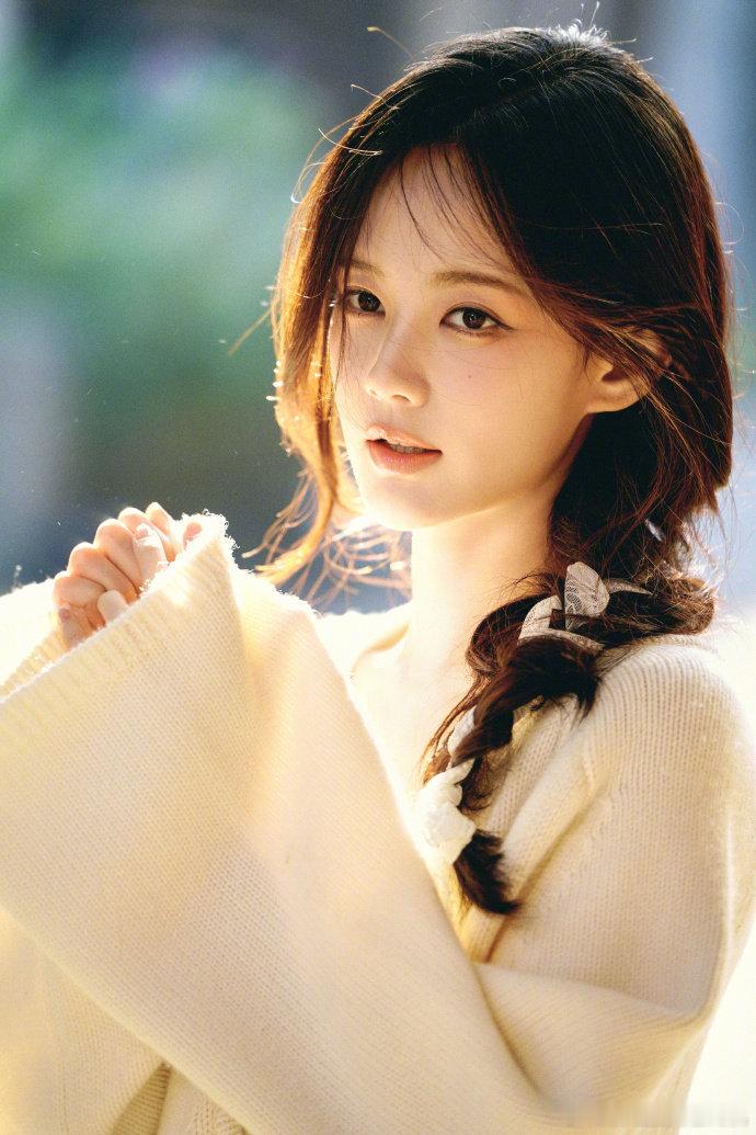 李一桐素美氧气，李一桐白毛衣氧气感写真，谁懂这个一桐扑面而来的温柔感呢，一整个有