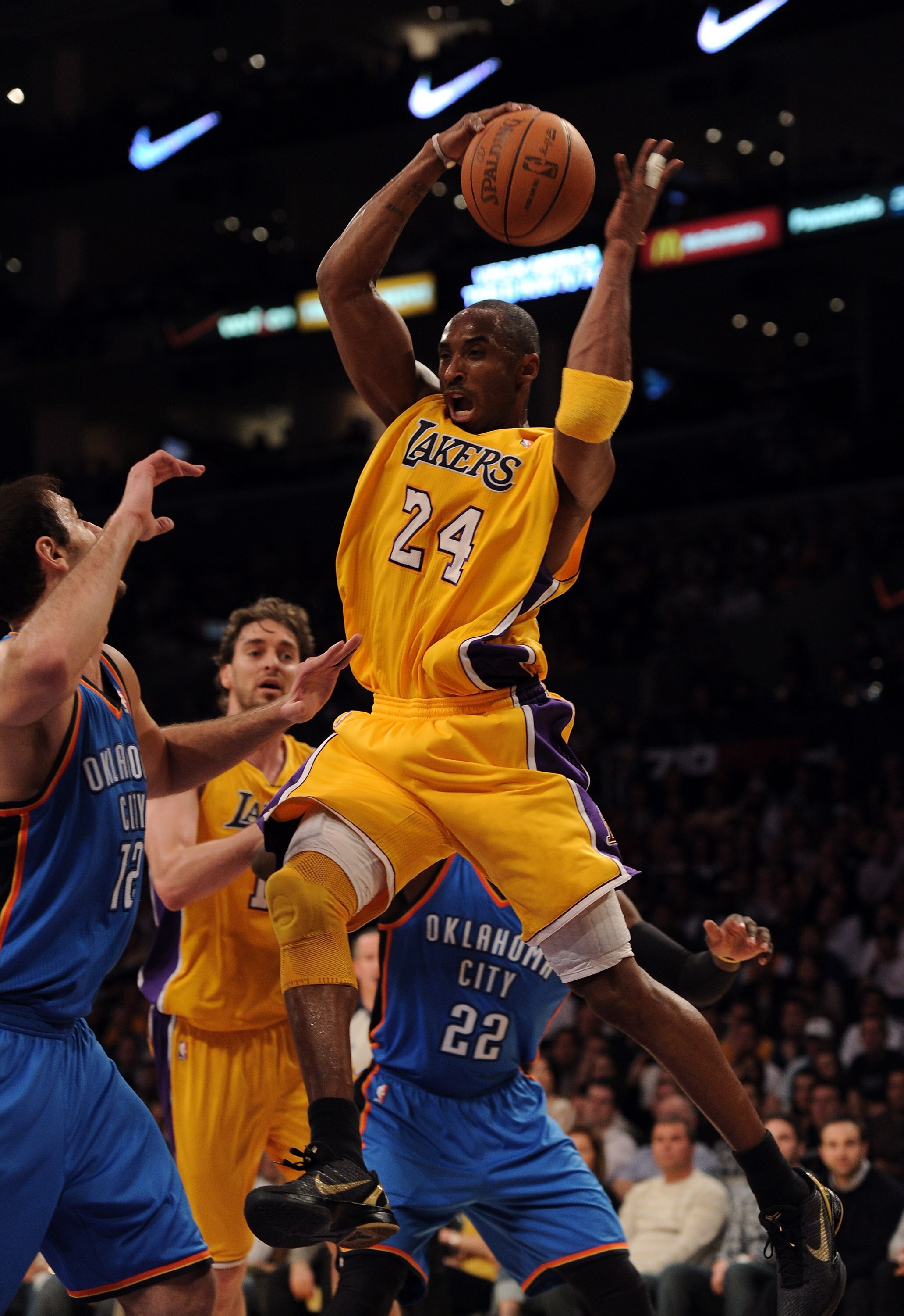 Kobe Bryant 抢下  右科比