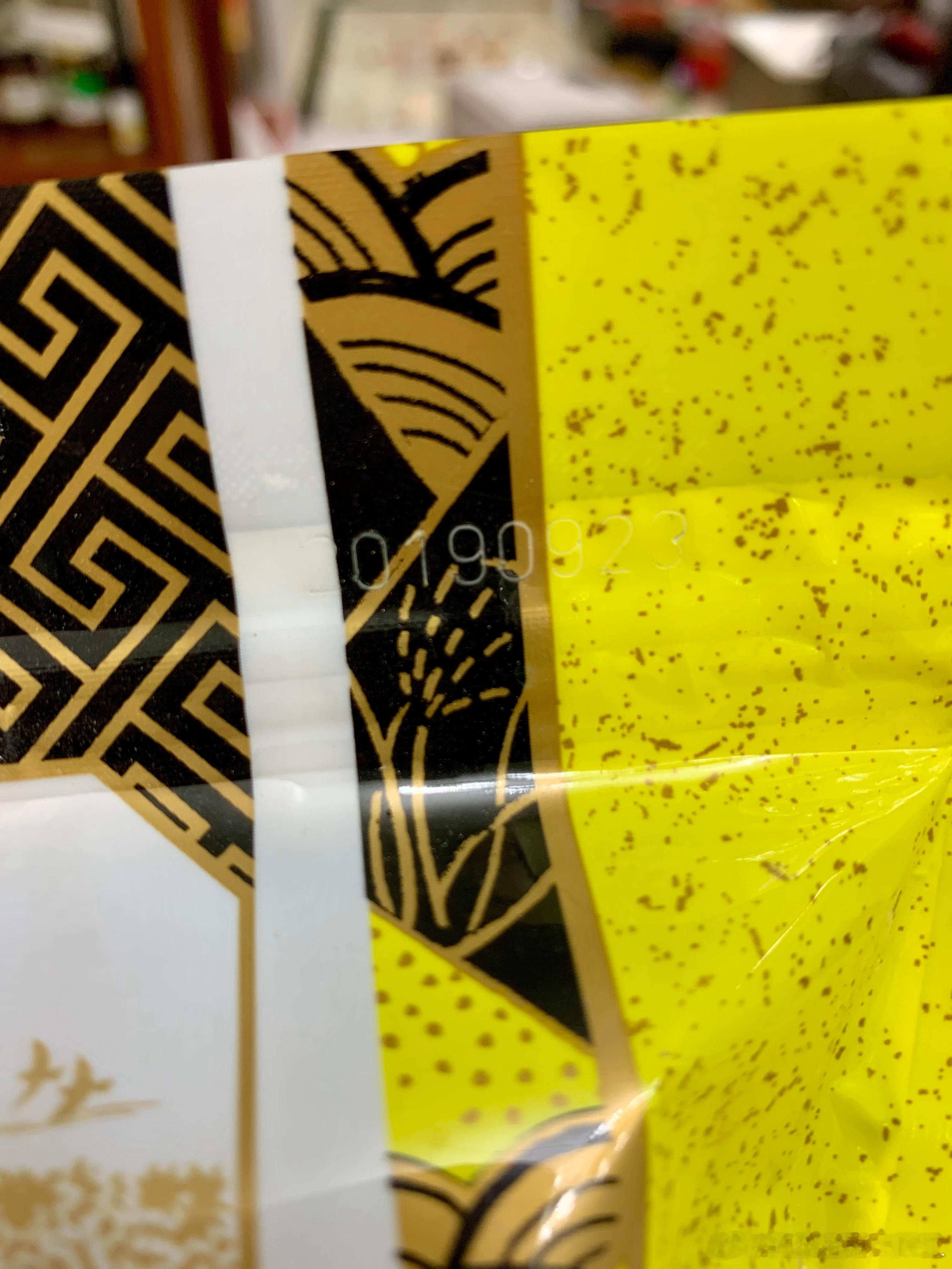 开始整理我妈家的厨房。刚刚发现了一包2019年9月的黄花菜，真的，5年前的黄花菜