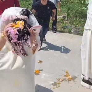 刷到一段婚礼现场的视频，看完实在让人堵得慌。两名穿白礼服的伴娘好好站在迎亲的地方