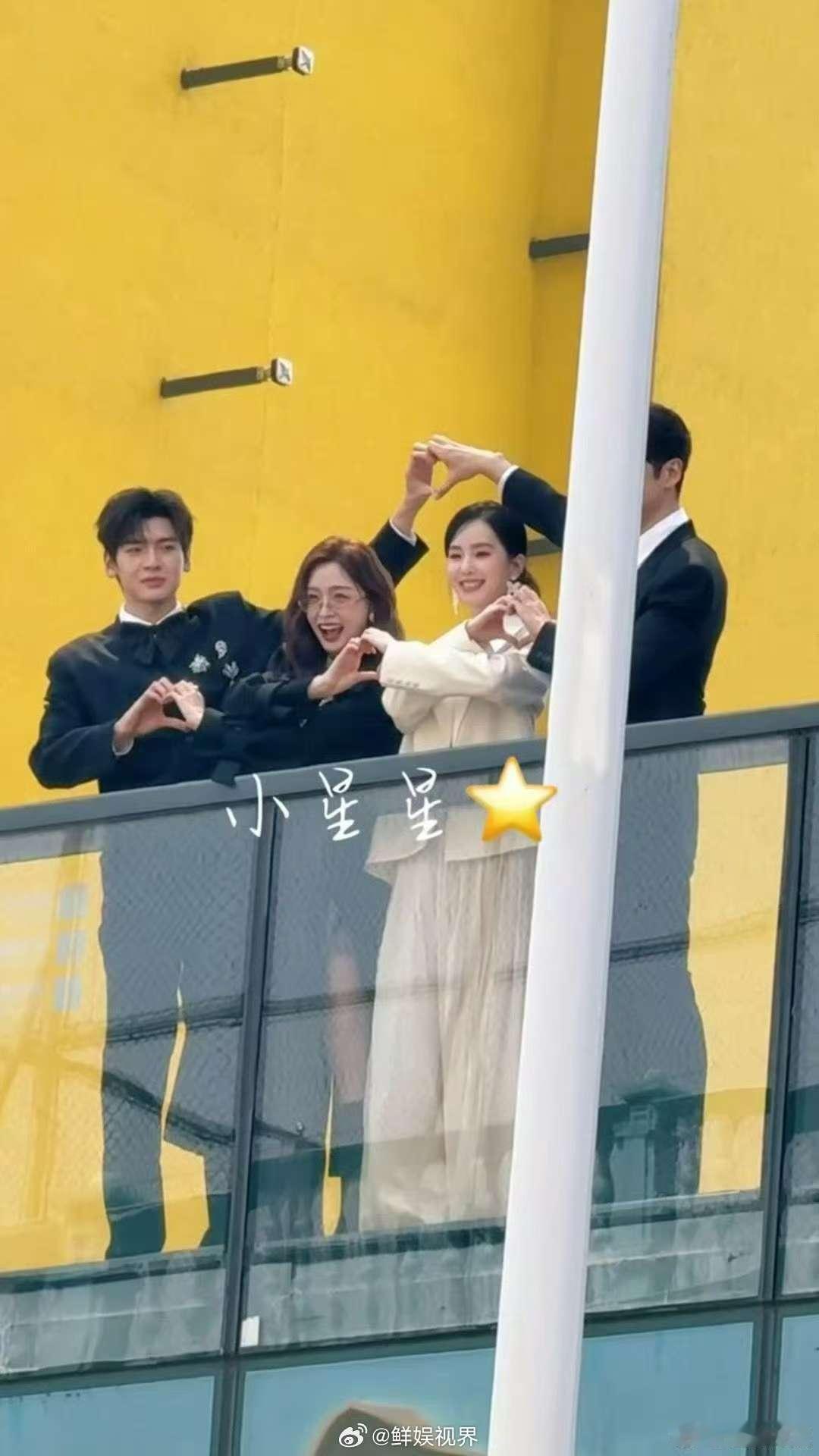 淮水竹亭剧组比心饭撒你好星期六剧组淮水竹亭边，比心饭撒笑满天，抽象风格真独特，期