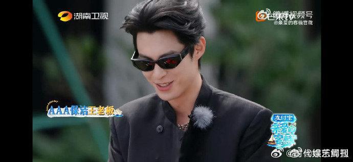 王鹤棣把刷碗手套戴出大片感亲爱的客栈真的被王鹤棣惊艳到，刷碗手套都能戴出气场，宽