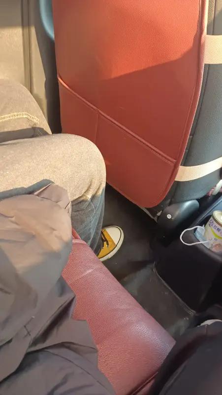 女乘客光脚踩扶手箱对司机说洗过了 这女乘客的操作真是让人无语。网约车是公共服务车