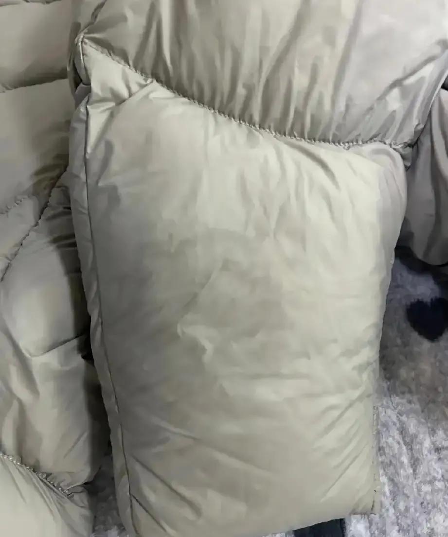 袖口油渍第3天，我差点扔羽绒服
 
浅色泡芙羽绒最怕领口灰、袖口油。水洗一次留一