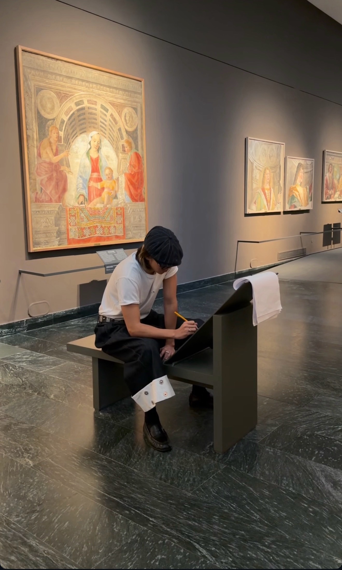 昨天在米兰那个速写本上的图画没人证实是他本人画的，大家不要带误导性的文字发布信息