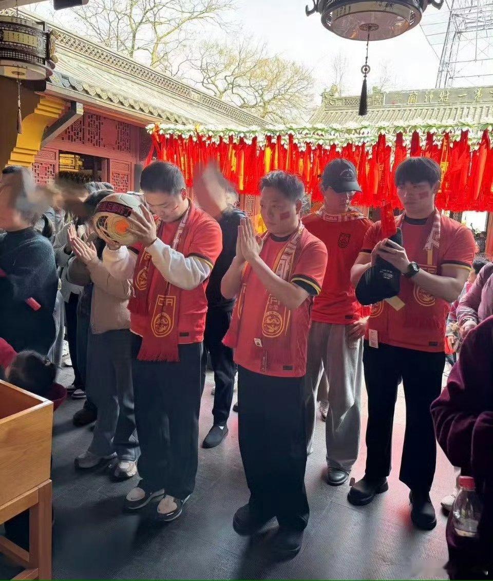 国足你明天只管冲就好了  看得出来大家对于国足的偏见还是非常大的，但是有了这样的