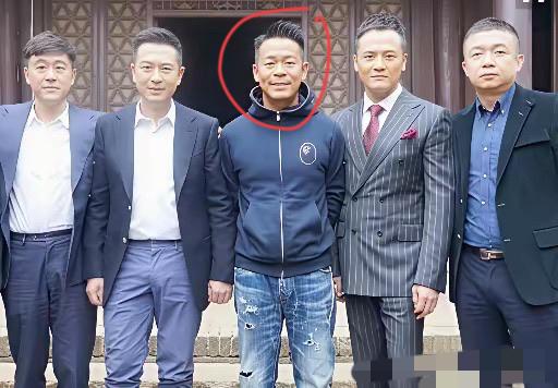 这是哪位大佬吗？和这么多明星合影能够站在C位