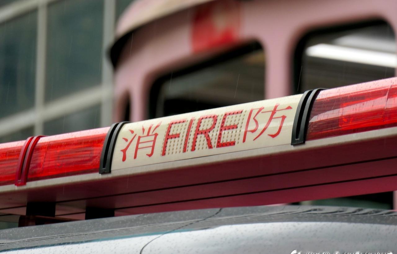 【中国湖南一消防车坠崖  六名消防员因公牺牲】
中国湖南省一辆消防车，在完成灭火