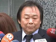 “台独”分子王世坚居然哭了，还是因为他的父亲王明德。
在回答记者“王明德是不是地