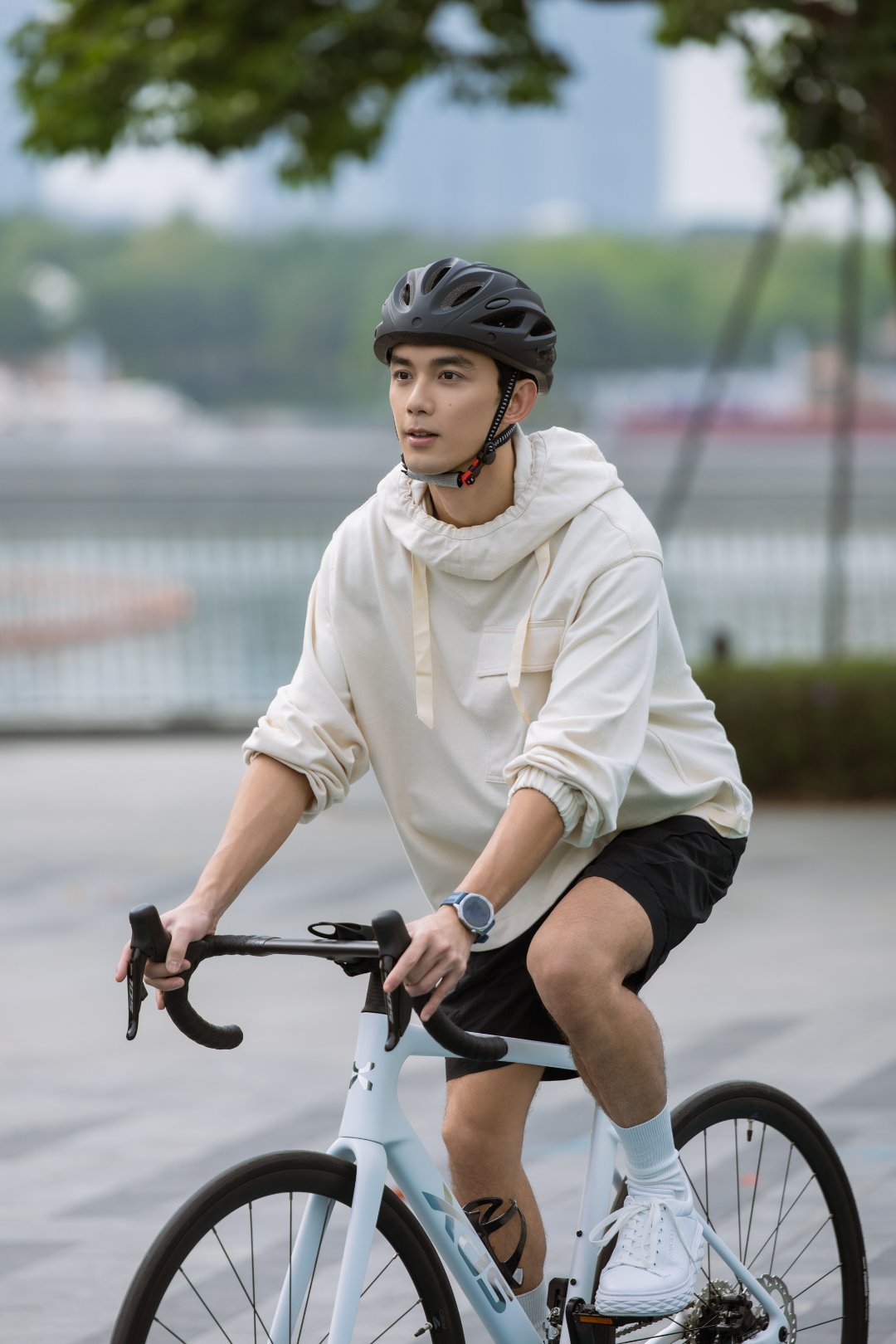 #吴磊骑行穿搭#吴磊骑行穿搭来啦[举花铃]运动装look好阳光好帅气啊[开摆]#