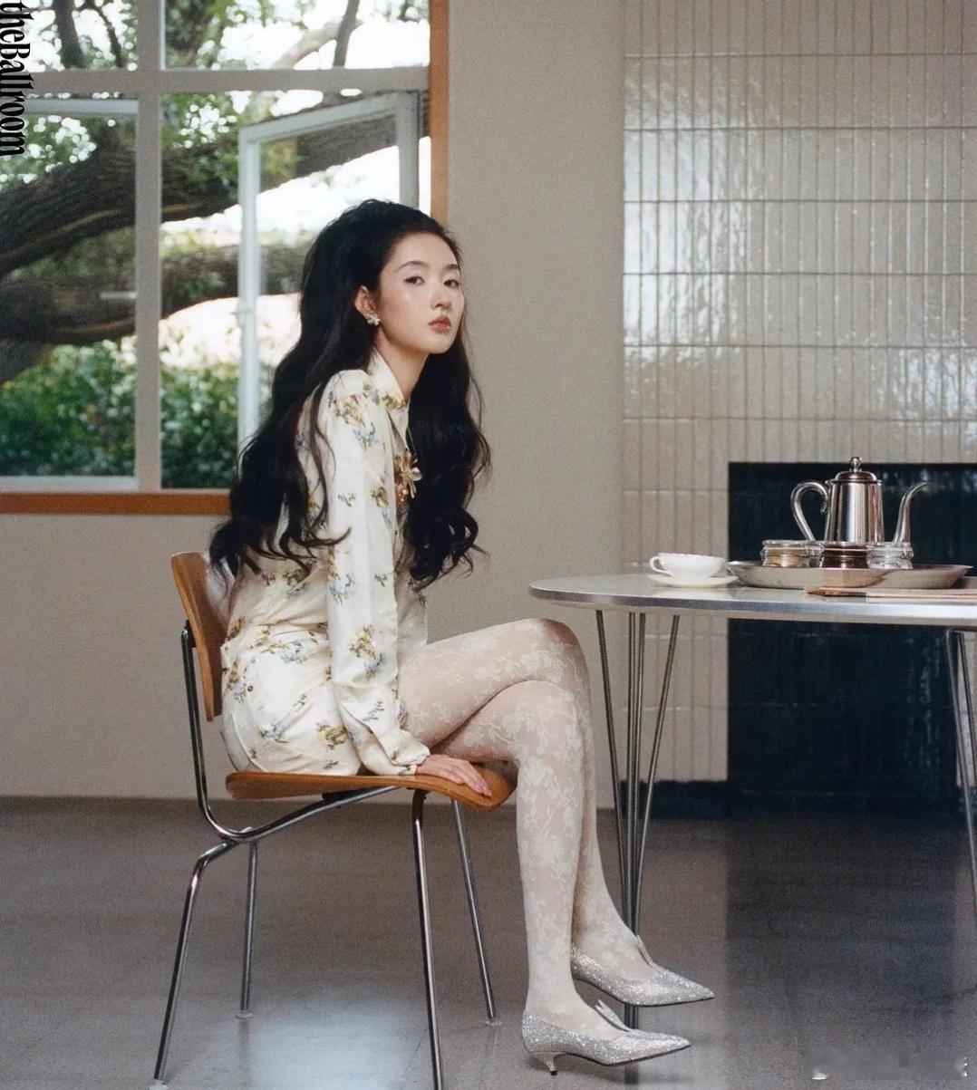 其实还行，很有格调。我心里的杂志就应该像王玉雯这样拍，而不是重复的写真。 