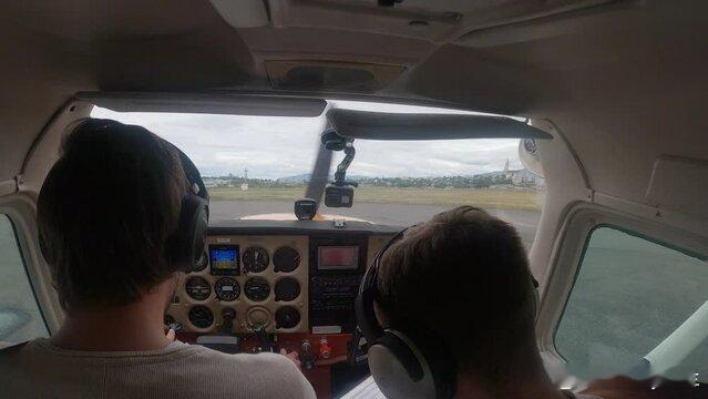 250米高空，飞行教练对女学员说"你知道该怎么做，继续飞"，然后摘耳机、解安全带